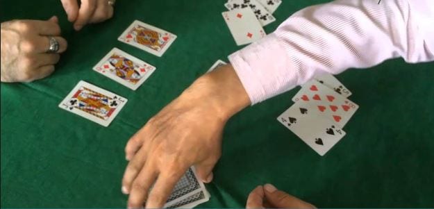 Tiểu xảo chia bài cào lấy điểm cao nhất thường được áp dụng hiện nay 3